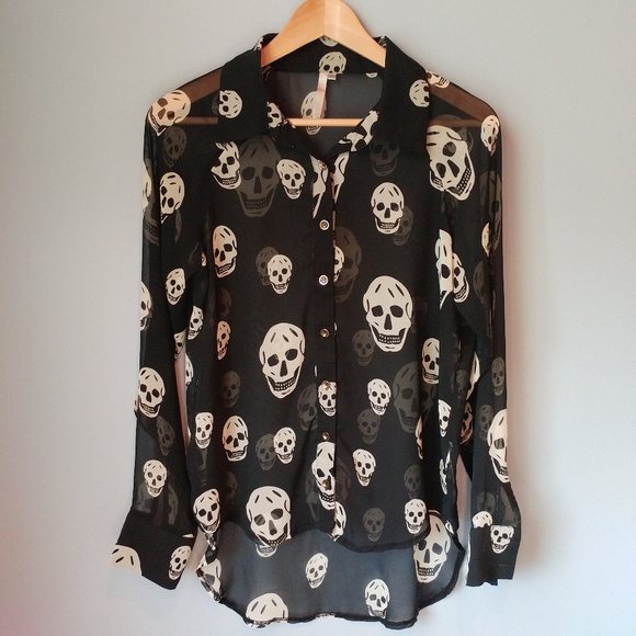 Tops - High-low skull print button up top S Halloween